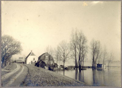 503099 Gezicht op de Lekdijk te Jaarsveld, tijdens hoog water (4.39 mtr + N.A.P.).